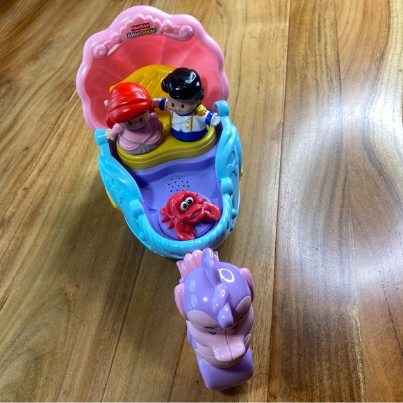 Little People 
Little Mermaid singing carriage toy - Picture 8 of 9